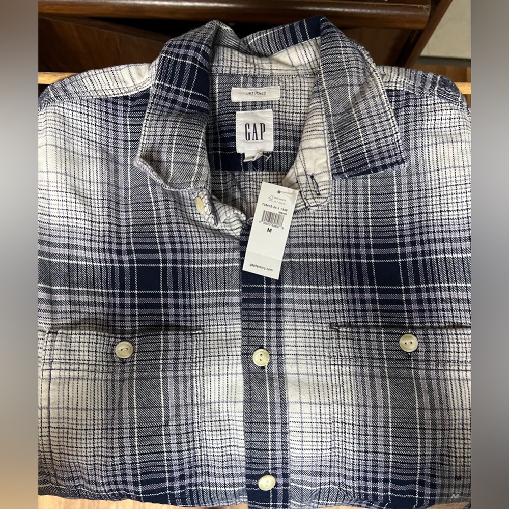 Gap long sleeve button down shirts